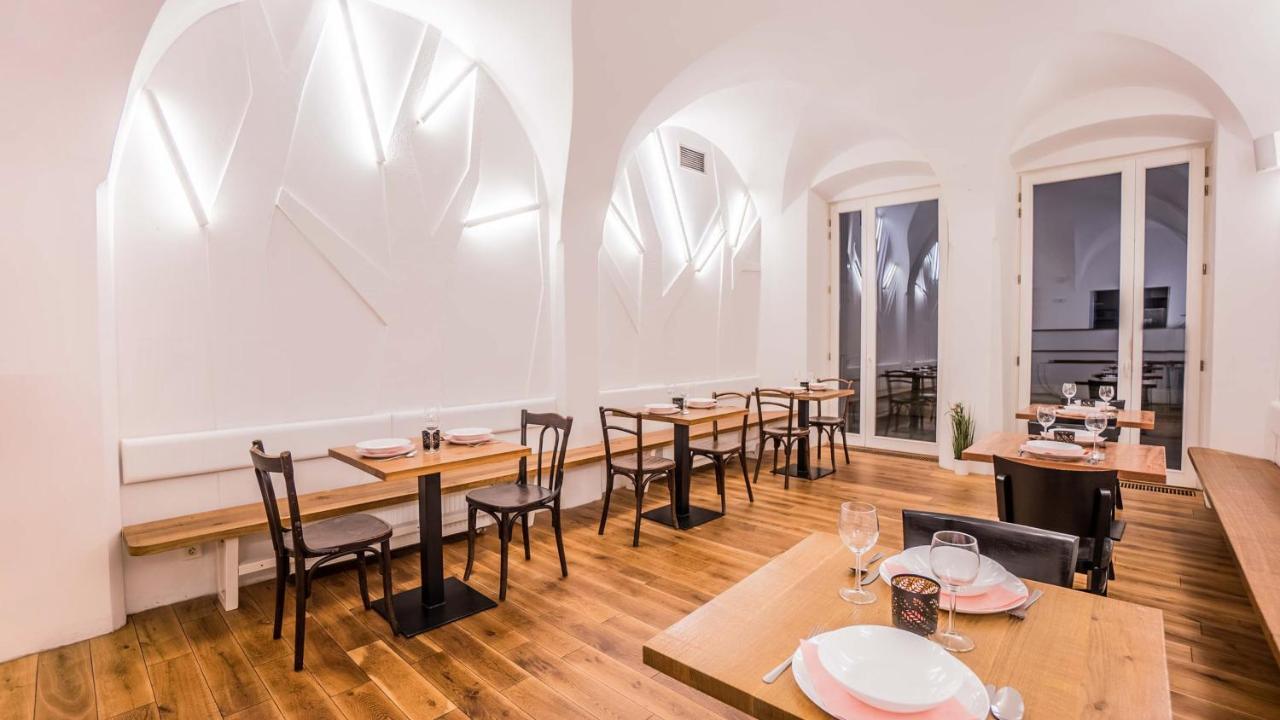 Penzion A Restaurace 14 Hostinné Exteriör bild