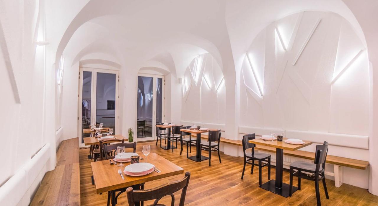 Penzion A Restaurace 14 Hostinné Exteriör bild